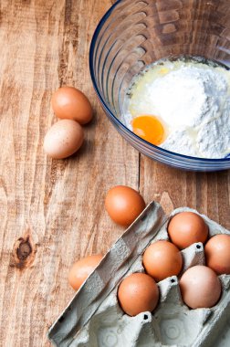 Yumurta ve un ahşap bir masa üzerinde görüntü.