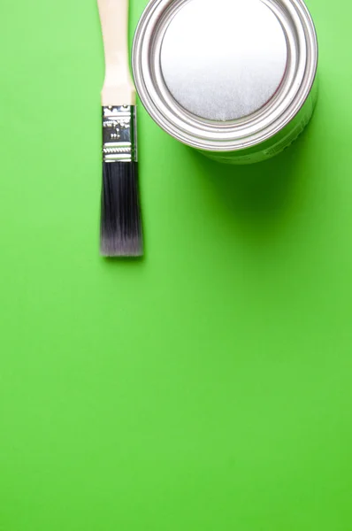 Penseel en verf op een groene achtergrond — Stockfoto