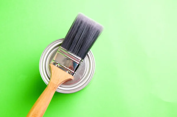 Pincel e pintura sobre um fundo verde — Fotografia de Stock