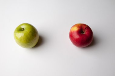 Beyaz arka plan üzerinde izole kırmızı ve yeşil elma