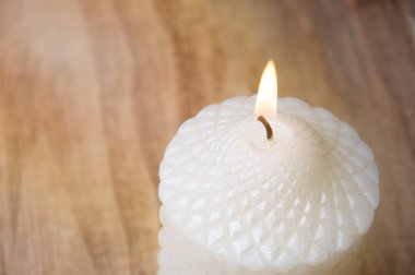 Beyaz Mum ahşap bir masaya izole