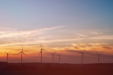 Yel değirmeni, mavi gökyüzü ve bulutlar