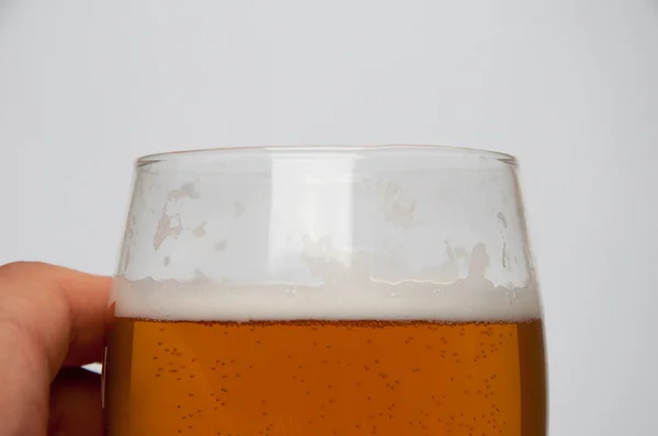 Vaso de cerveza ligera y mano masculina, aislado sobre un fondo blanco —  Fotos de Stock