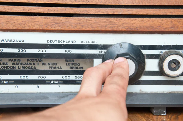 Ручная настройка старого радио. деревянный фон — стоковое фото