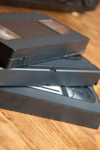 Кассеты VHS на деревянном столе — стоковое фото