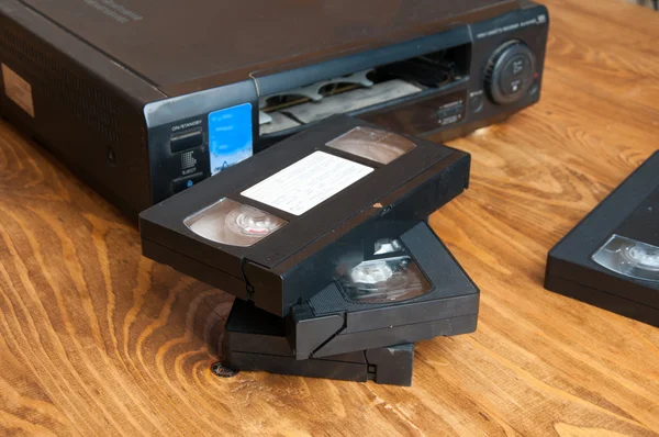 Ahşap bir masaya Vhs kasetleri oynamak için donatım