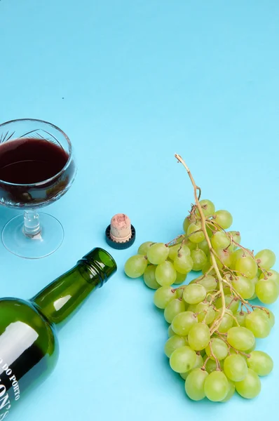 Cam, şişe mavi bir arka plan üzerinde şarap, Yeşil üzüm — Stok fotoğraf