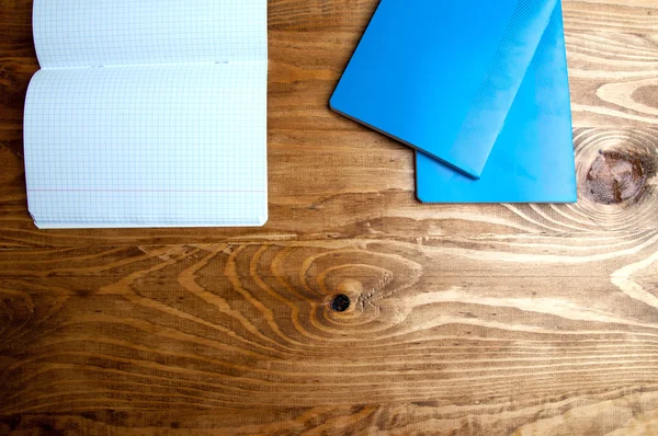 Kék iskola notebook egy fából készült asztal — Stock Fotó