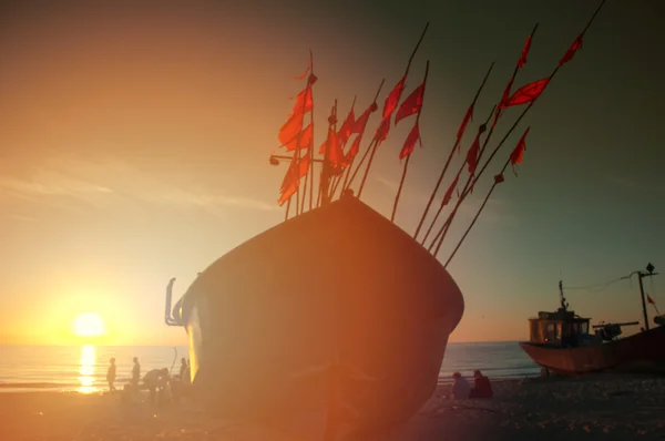 Barcos de pesca na praia ao pôr do sol — Fotografia de Stock