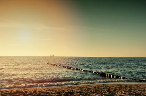 Stranden och havet en solig dag — Stockfoto