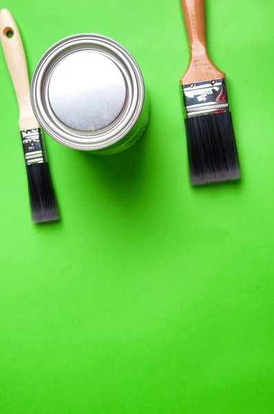 Penseel en verf op een groene achtergrond — Stockfoto