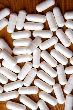 Ahşap bir masa üzerinde Kreatin Tablet