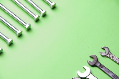 Yeşil bir arka plan üzerinde parlak somun anahtarları