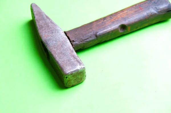 Martillo pequeño sobre fondo verde — Foto de Stock