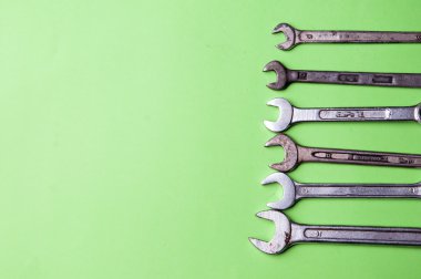 Yeşil bir arka plan üzerinde parlak somun anahtarları