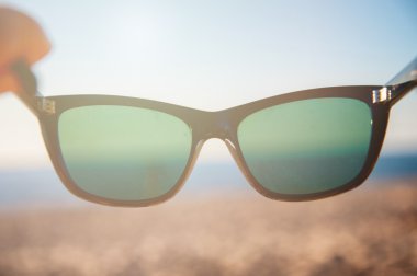 Güneş güneş gözlüğü ile parlayan