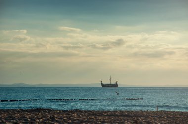 Sahilden fotoğraflandı turist Viking gemisi