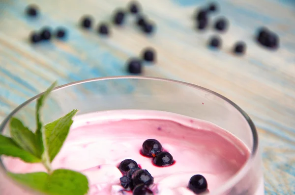 Concepto de verano bayas con crema en el fondo abstracto de madera —  Fotos de Stock