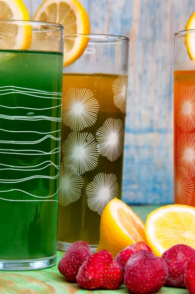Свіжі здорові фруктові соки на дерев'яному абстрактному фоні — стокове фото