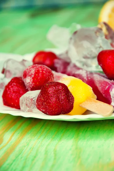 Ovocné zmrzliny a čerstvého ovoce, na dřevěnou abstraktní poza — Stock fotografie