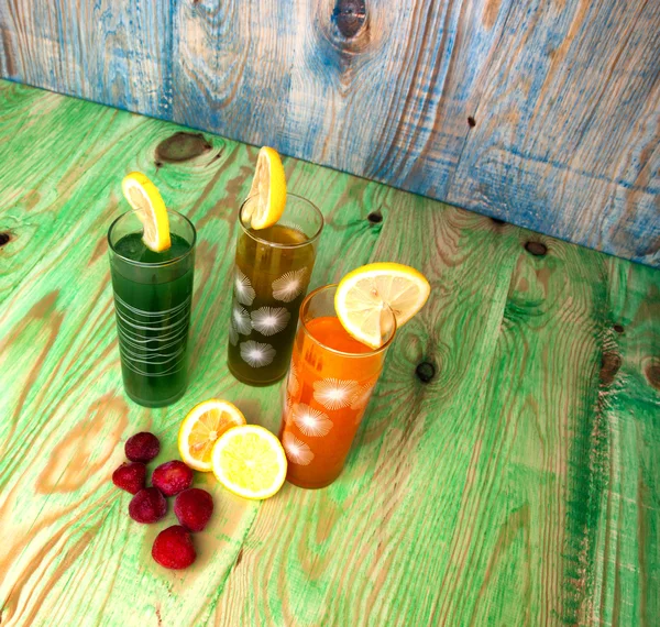 Свіжі здорові фруктові соки на дерев'яному абстрактному фоні — стокове фото
