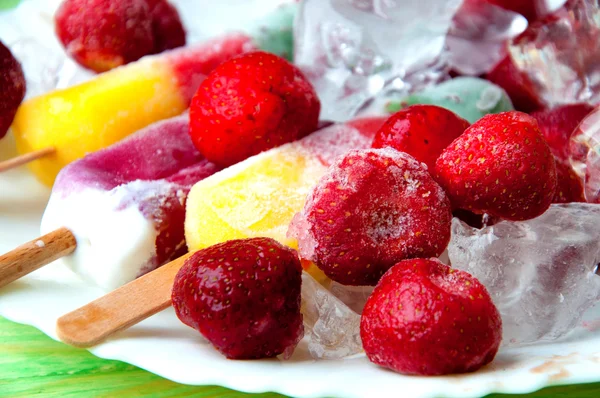 Gelado de frutas e frutas frescas, em um fundo abstrato de madeira — Fotografia de Stock