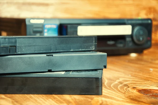 Ahşap bir masaya Vhs kasetleri oynamak için donatım