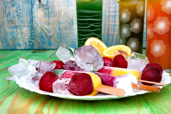 Frugtsaft og is koncept på abstrakt baggrund - Stock-foto