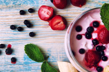 Yaz konsepti çilek, muz ve çilek kremalı üzerinde bir