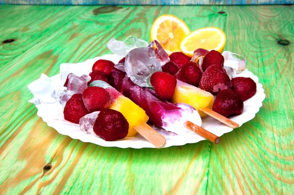 Helado de frutas y frutas frescas, sobre un fondo abstracto de madera —  Fotos de Stock