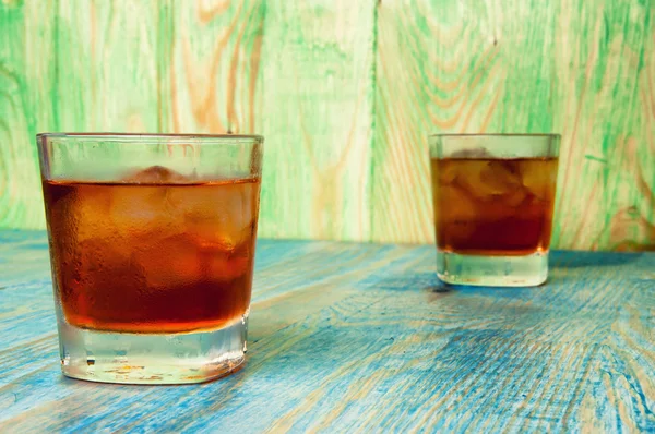 Szklankę whisky na streszczenie stół drewniany — Zdjęcie stockowe