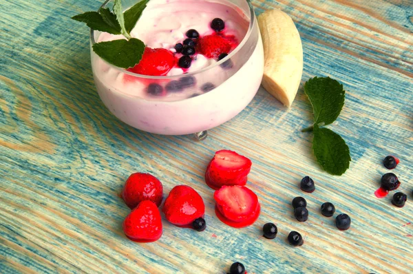 Concepto de verano bayas, plátano y fresa con crema en el a —  Fotos de Stock