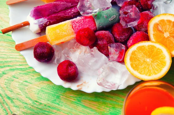 Sumos de frutas e conceito de sorvete em fundo abstrato — Fotografia de Stock