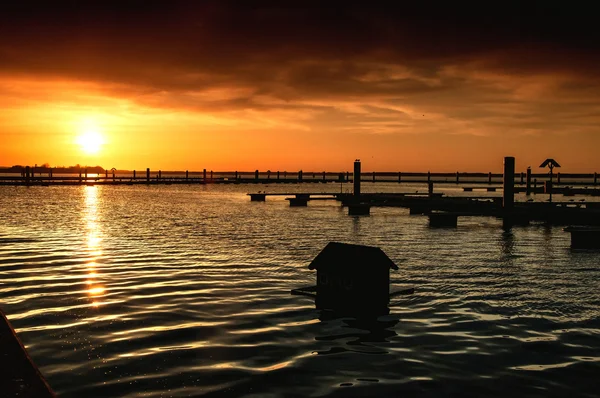 Harbor utan fartyg vid solnedgången — Stockfoto