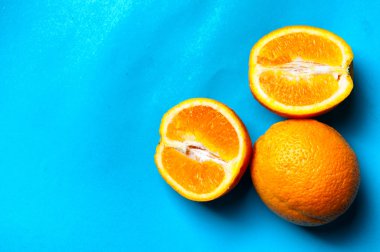Mavi bir arka plan üzerinde izole taze portakal