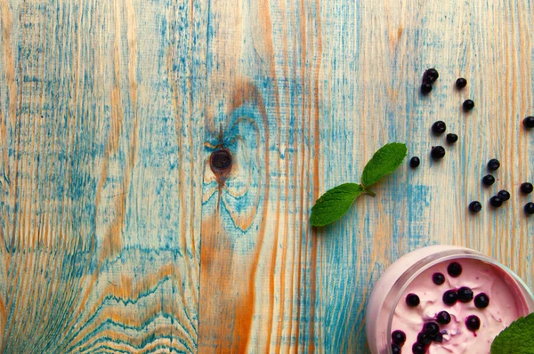 Concepto de verano bayas con crema en el fondo abstracto de madera —  Fotos de Stock