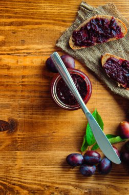 taze Erik reçeli ile sandviç