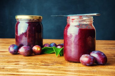 Ahşap arka plan üzerinde taze Erik reçeli