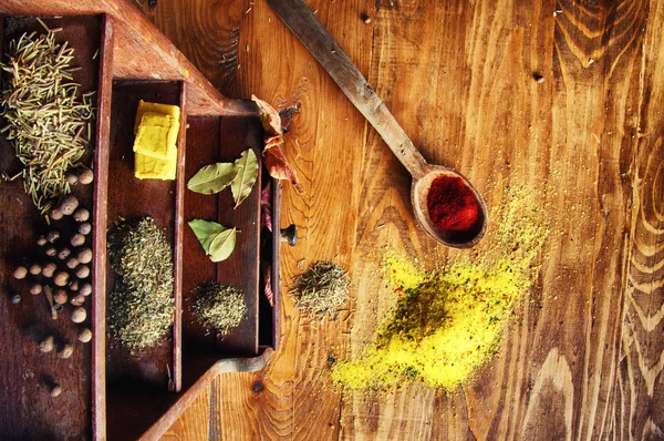 Spices lying on a small cabinet, view from the top — Stock Photo, Image