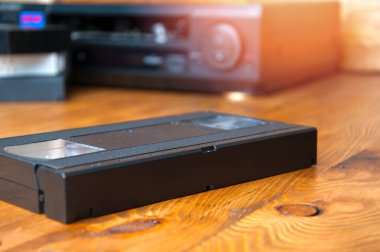 Ahşap bir masaya Vhs kasetleri oynamak için donatım