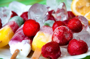 Meyve dondurma ve taze meyve.