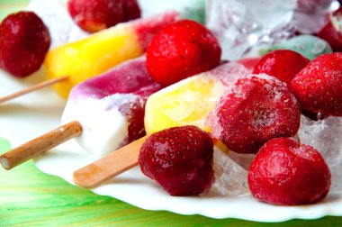 Meyve dondurma ve ahşap bir soyut adam üzerinde taze meyve