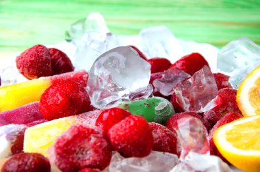 Meyve dondurma ve ahşap bir soyut adam üzerinde taze meyve