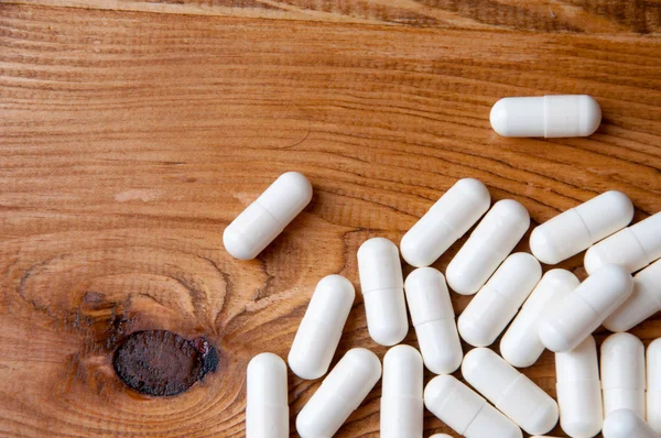 Ahşap bir masa üzerinde Kreatin Tablet