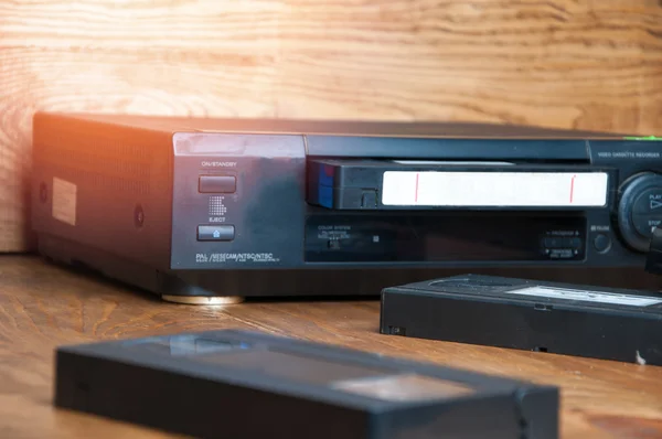 Ahşap bir masaya Vhs kasetleri oynamak için donatım