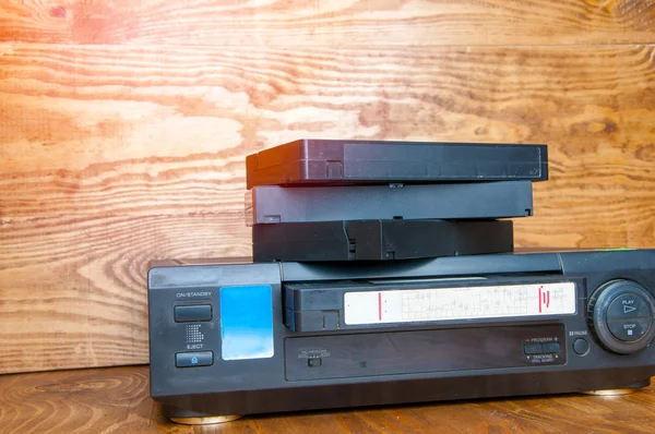 Оборудование для проигрывания видеокассет на деревянном столе — стоковое фото