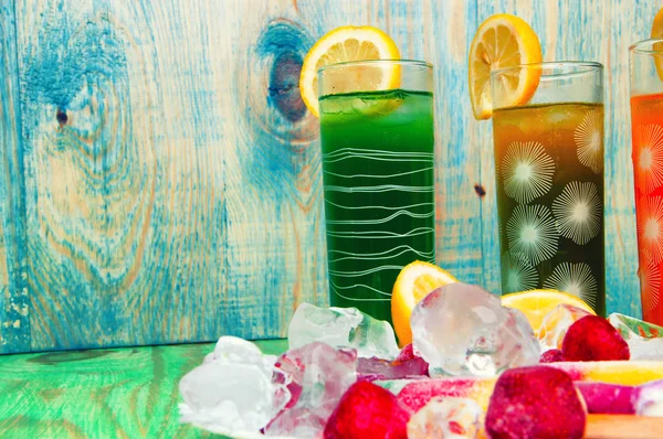 Концепция фруктовых соков и мороженого на абстрактном фоне — стоковое фото
