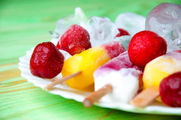 Fruchteis und frisches Obst, auf einem abstrakten hölzernen Hintergrund — Stockfoto