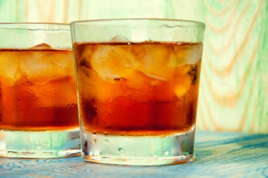 Bardak viski soyut bir ahşap tablo