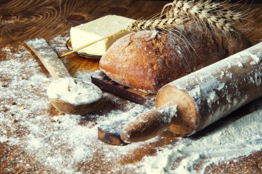 Ekmek ve eklemeler ahşap bir masa üzerinde